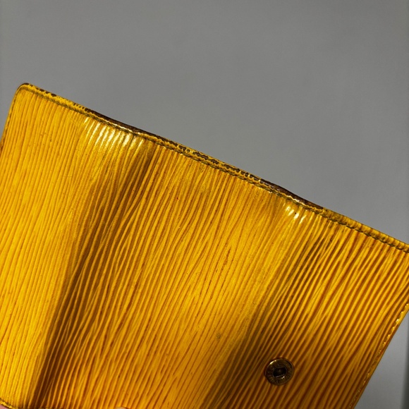 Louis Vuitton Women's Yellow Epi Leather 4-Key Holder - Picture 6 of 15